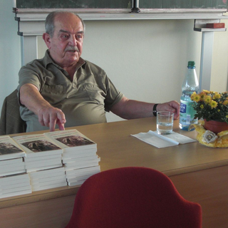 wf-mieciu-langer-mit-bchern Montessori-Schulzentrum Leipzig - Neuigkeiten - Mieciu Langer (85) spricht mit Schülern über sein Leben